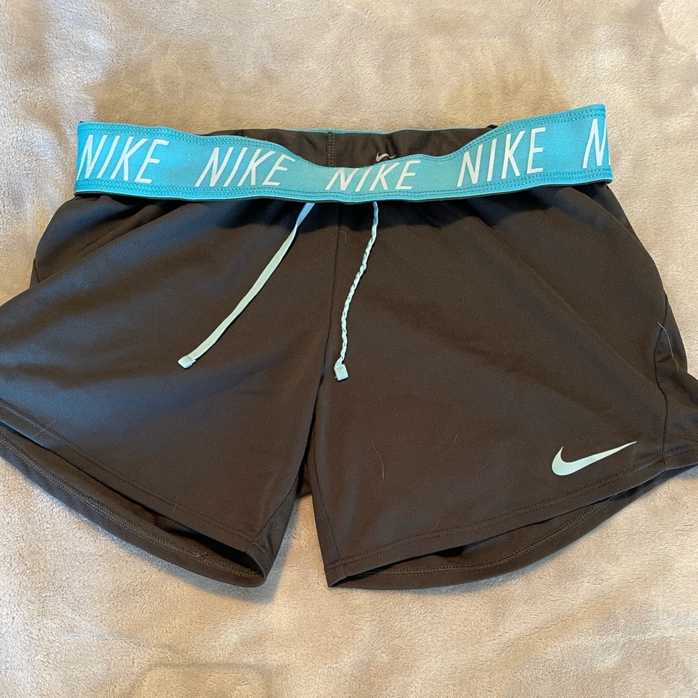 WOMEN’S NIKE DRI FIT ATHLETIC SHORTS XS
